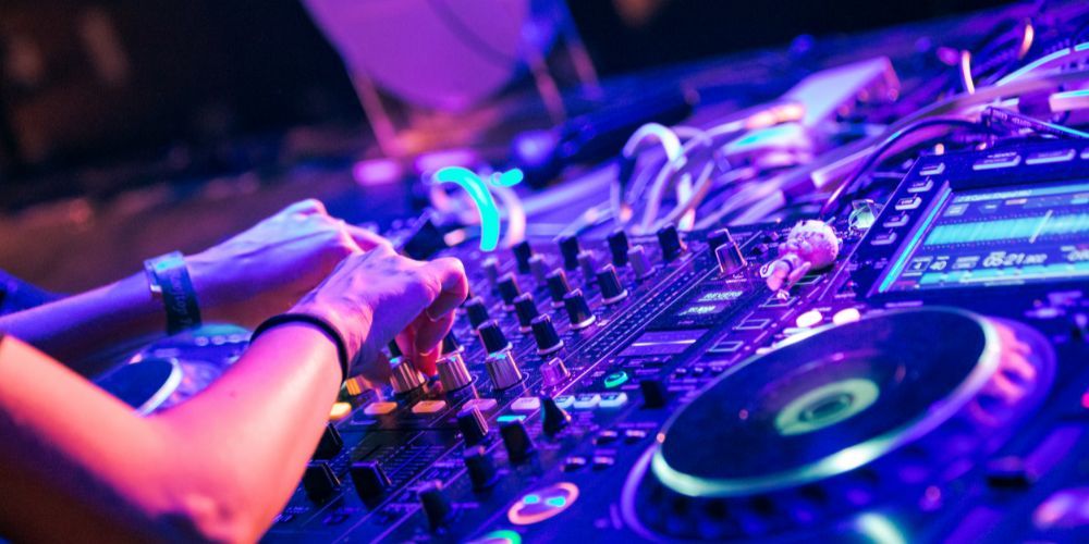 Venezia di sera - clubs, music and parties on the beach Venezia di sera - clubs, music and parties on the beach